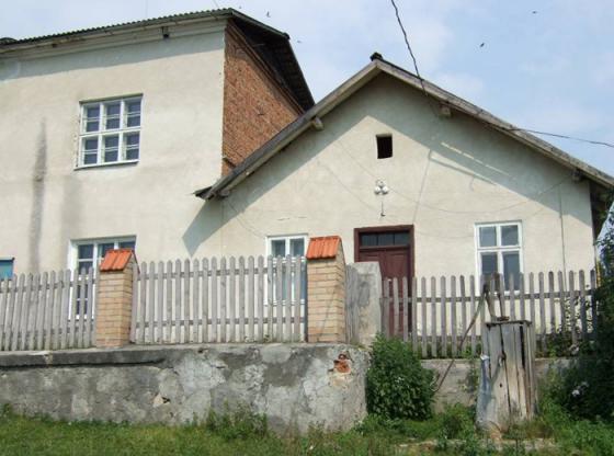 Das Schulhaus in Uniow mit dem Dachbodenfenster