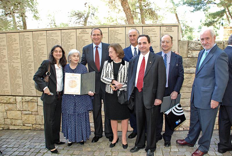 Propper family members and the Spanish ambassador to Israel (right) are photographed in the Garden of the Righteous Among the Nations, next to the Wall of Honor on which Propper's name is engraved