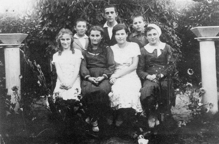 Рафаловская молодежь. Фаня Розенфельд – крайняя слева. Конец 30-х годов