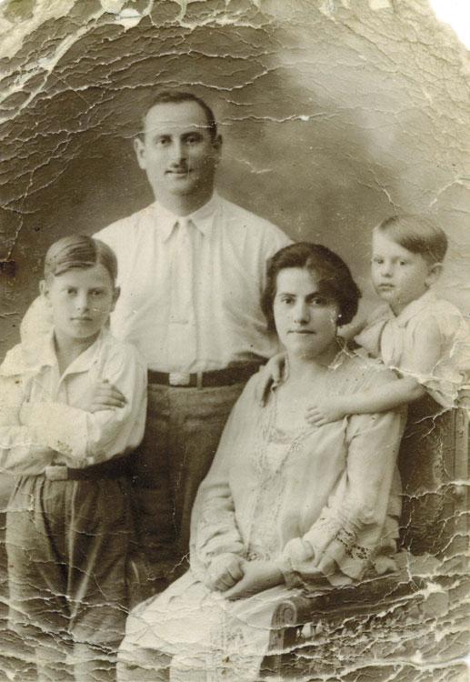 משפחת וולפיילר בקרקוב, 1930: גניה, האח הגדול אברהם-רומק וההורים חיה וקלמן-לייב וולפיילר. 