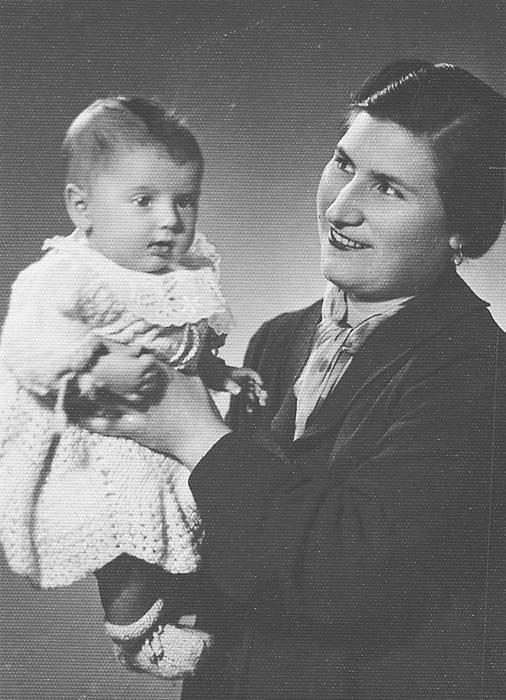 Karolina Kasorla y su bebé, Yosef, Salónica, 1942. Karolina y su hijo Yosef fueron asesinados en Auschwitz.