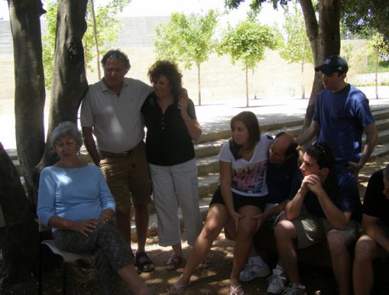 Rochelle Sameroff-Kokotek erzählt ihrer Familie ihre Geschichte. Yad Vashem, Juni 2010
