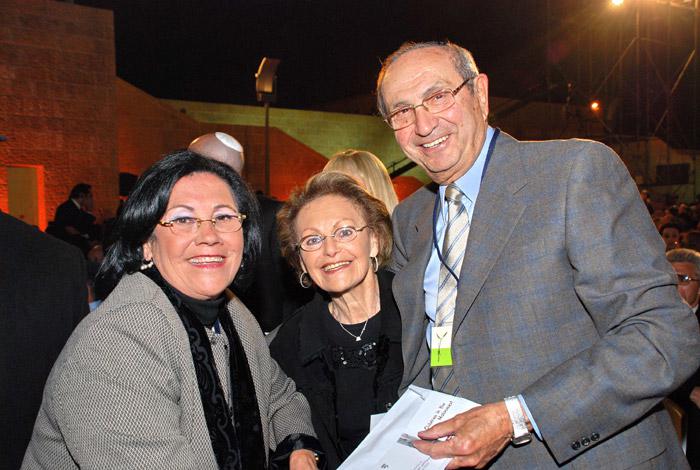 Susy y Selik Wengrowsky de Israel junto a Perla Hazan