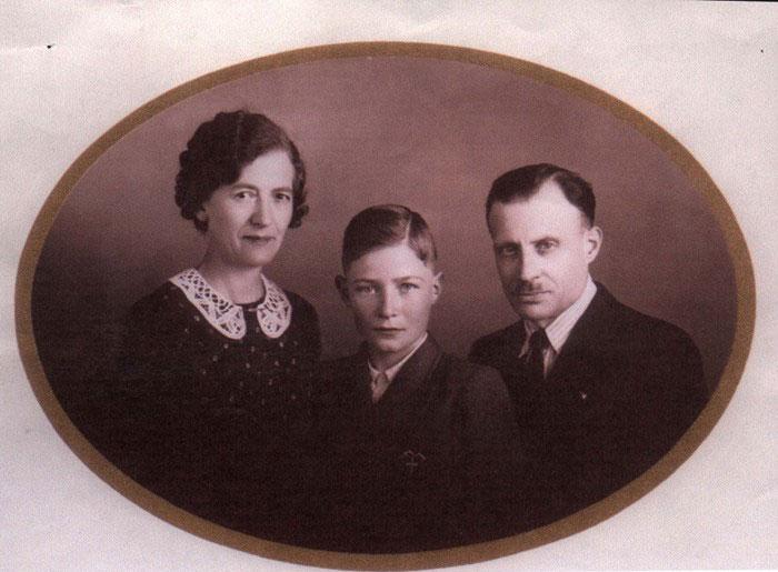 Photo de Lucien et Marie Noël avec leur fils Maurice, 1942