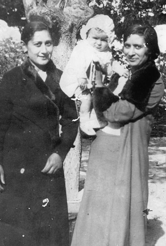 סיניורו חסון (משמאל), בתה התינוקת רגינה ובת דודתה קטרין בנון-חסון. רודוס, סביבות  1939