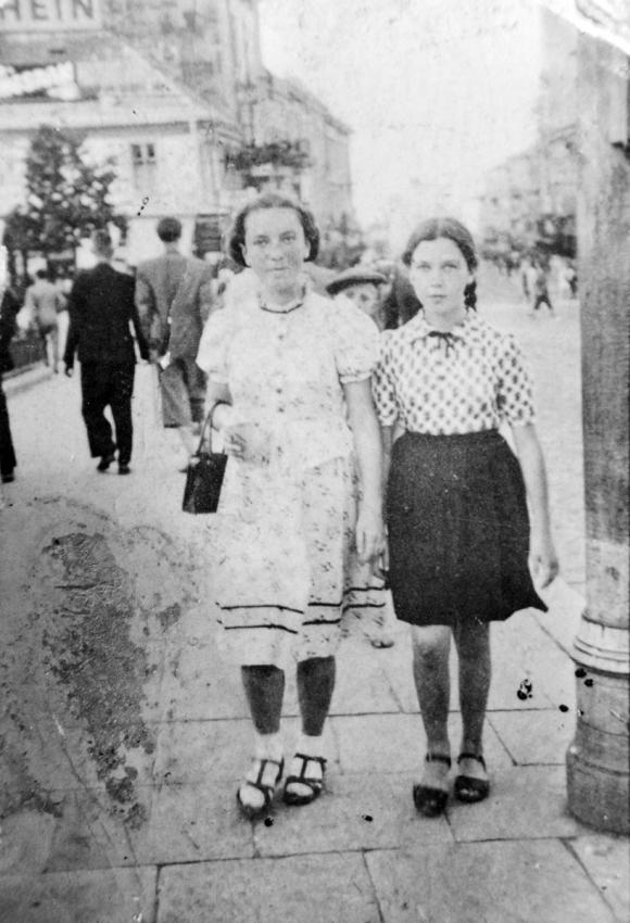 Sisters Sally (from left) and Frida Steinbock.  Czernowitz, Romania, 1938