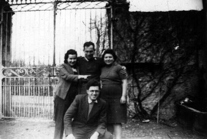 Paula Kaufman-Welt (à gauche) avec des membres de la résistance, Paris 1944. Alfred Frenkel (&quot;Zippi&quot;) est debout au centre.