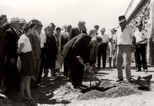 Герман Фридрих Гребе сажает дерево на Аллее Праведников, 1965