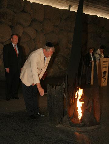 Henk Brink rekindles the eternal flame in the Hall of Remembrance 