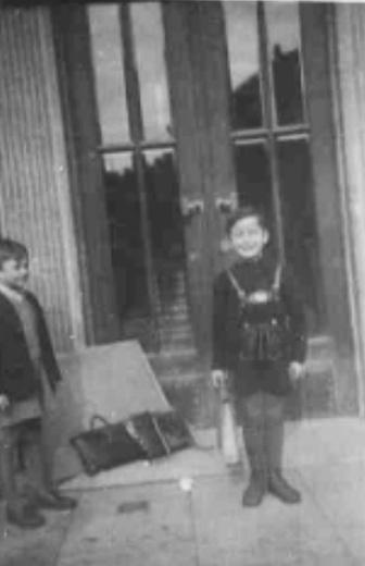 Roald und seine Mutter Clara in Krakau nach der Befreiung, 1945