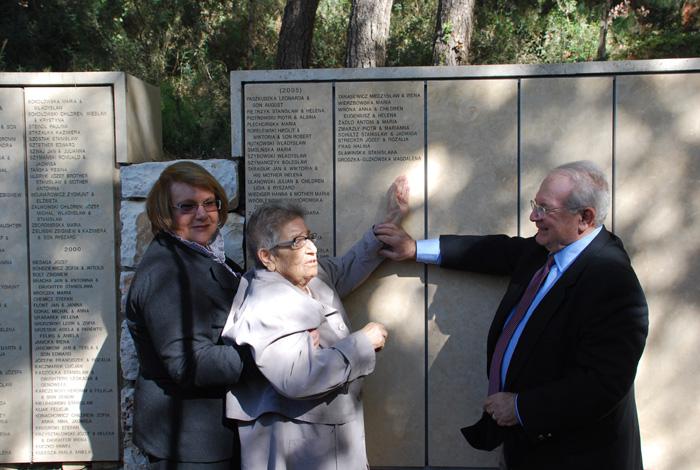 Rescuer Magda Grodzka-Guzkowska, survivor William Donat and Bozenna Rotman of the Righteous Department at the wall in the Garden of the Righteous 