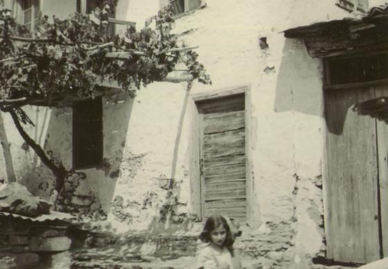 Das Haus in Skopelos, in dem Familie Leon versteckt war, fotografiert 1950