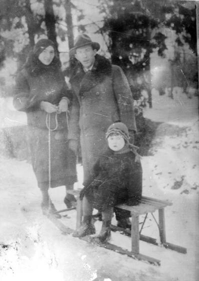 בנימין על מזחלת שלג עם הוריו מנדל ומרים