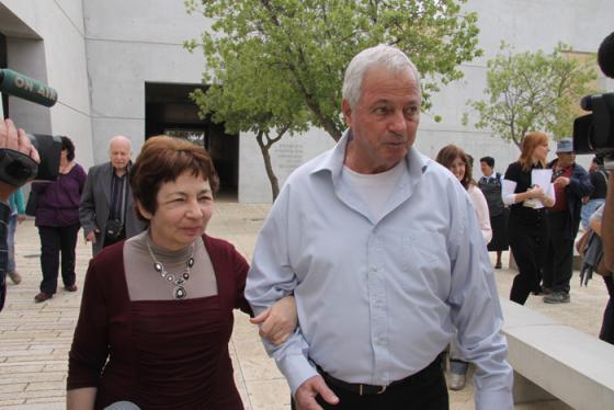 Cousins Liora Tamir and Aryeh Shikler at Yad Vashem