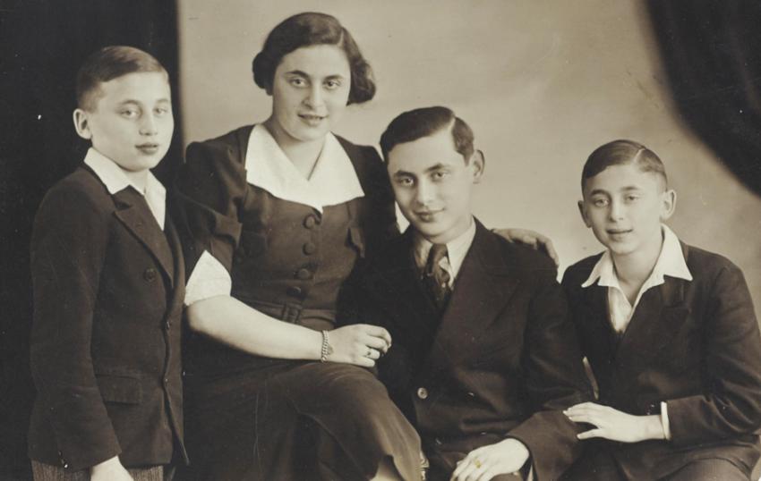 Los pequeños Turteltaub, Dortmund, Alemania, antes de la guerra. Desde la der.: Meir-Max, Yosef, Rozi y Baruh. Baruch es el único hermano que sobrevivió. Rozi, Yosef y Meir-Max fueron asesinados en el Holocausto.