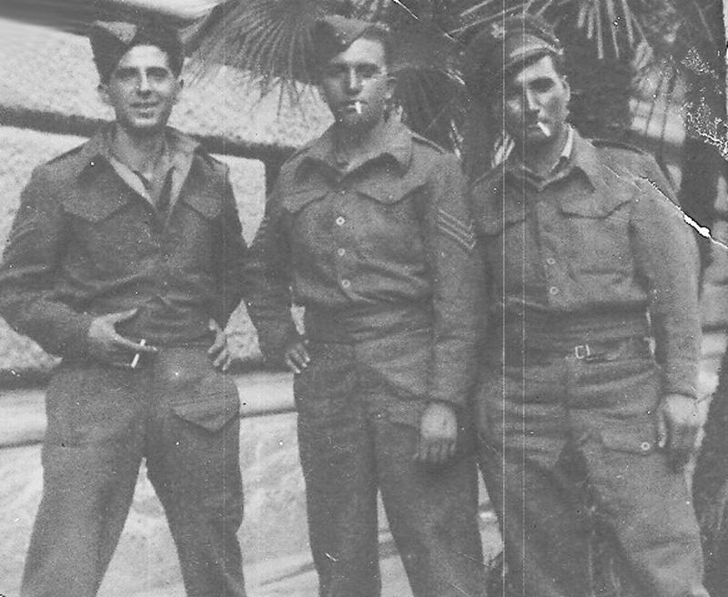 Shlomó Kasorla (izq.) y amigos con uniforme del Ejército griego antes de la Segunda Guerra Mundial. El documento estipula que Montero es un empleado de la Embajada.