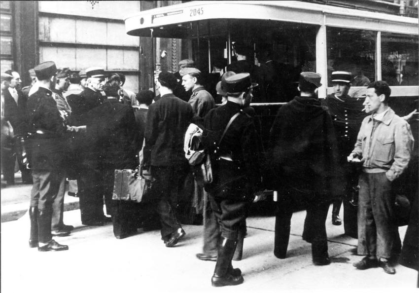 Embarquement pour Drancy des Juifs arrêtés par les policiers français, Paris, le 20 août 1941