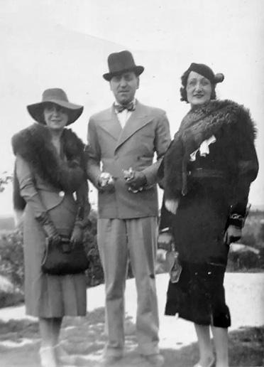 Frieda Schochat, à droite, avec des amis, après la guerre