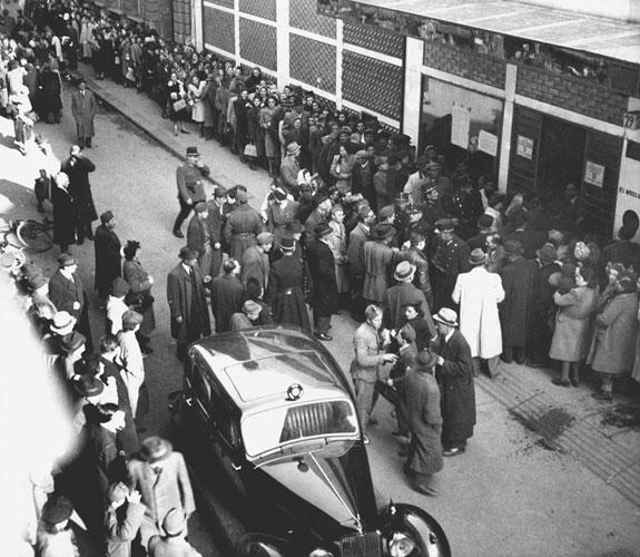יהודים עומדים בתור לקבלת כתב חסות שוויצרי. &quot;בית הזכוכית&quot;, רחוב ודאס 29, בודפשט, 1944