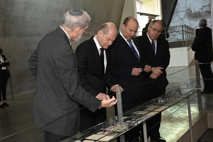 Bundeskanzler Olaf Scholz besichtigt gemeinsam mit dem Vorsitzenden von Yad Vashem, Dani Dayan, und dem israelischen Ministerpräsidenten Naftali Bennett das Museum zur Geschichte des Holocaust von Yad Vashem