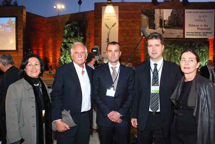 Diego de Ojeda (segundo a la derecha) Director de Casa Sefarad-Israel, España, Manuel Cimadevilla de Casa Sefarad-Israel (centro) junto al arquitecto Moshe Safdíe , su esposa y Perla Hazan