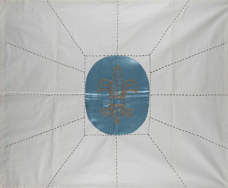   Das rekonstruierte Replikat der Fahne nach dem Krieg. Die Trennlinien der einzelnen Teile, die unter den Betreuern verteilt wurden, sind blau eingestickt