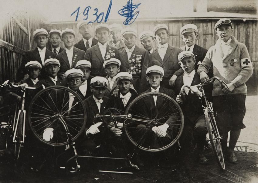 Foto grupal de ciclistas del club deportivo Bar Kochba, Łódź, 1930. Moshé Cukierman está de pie, quinto de la izquierda