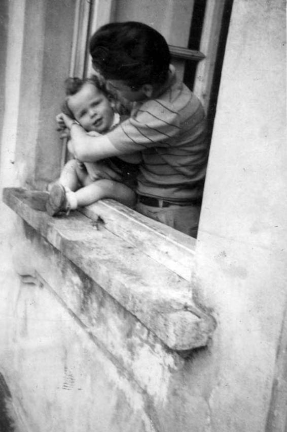 מרדכי בראון ובנו התינוק יהושע במחנה העקורים סנטה צזאריה (Santa Cesarea) שבאיטליה, 1947.