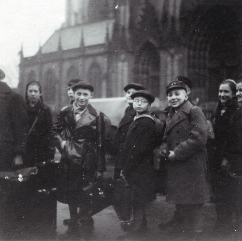 Fritz Penas (später Frederick Marchand) und seine Mitschüler vom jüdischen Realgymnasium „Jawne&quot; in Köln am Tag ihrer Abreise nach England. Köln, Januar 1939. Fritz steht in der hinteren Reihe in der Mitte.