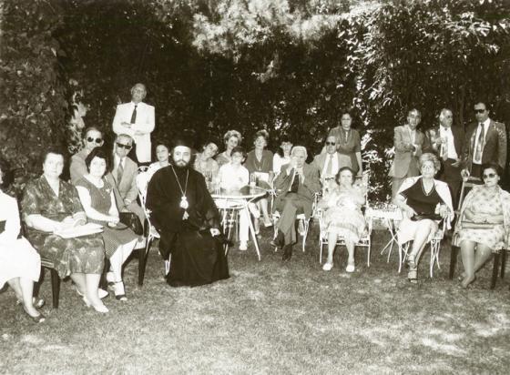 Die Überlebenden bei der Überreichung der Urkunden an Familie Mitzeliotis durch den israelischen Botschafter in Griechenland, 1982