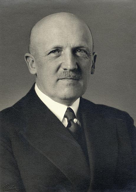 Kurt von Schleicher, last Chancellor of Germany before the rise of the Nazis to power, in a photograph that he dedicated to Professor Zondek, his personal physician
