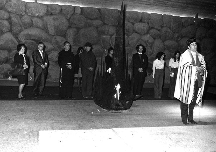 Отец Руфино Никкаци на церемонии поминовения жертв Холокоста, Зал Памяти, Яд Вашем