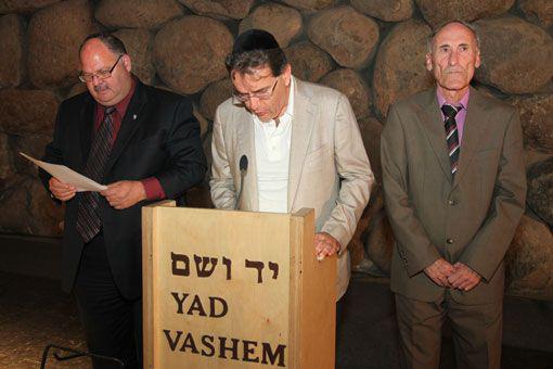 Shaya Ben-Yehuda, Samy Taubenblatt und Arik Rav-On lesen Kaddish in der Halle der Erinnerung