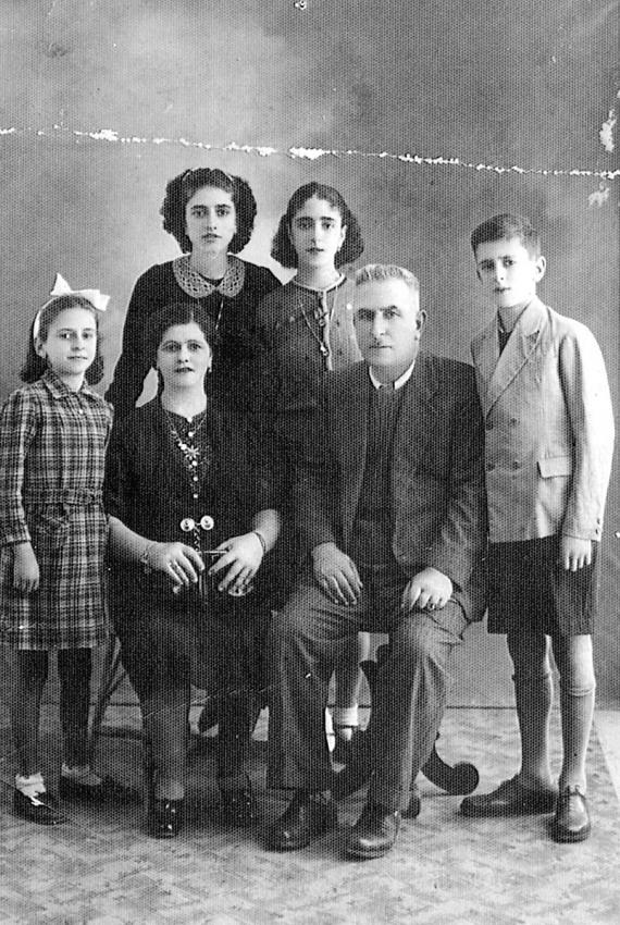 ניסים ורחל חסון עם ילדיהם פאני, בלינה, פורטונה וחיים. רודוס, סביבות 1935