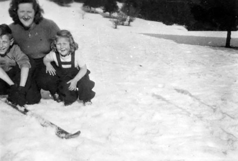 Anna Kurz and her children Heinz-Henry and Suzanne hiking on Mount Revard, near Boncelin