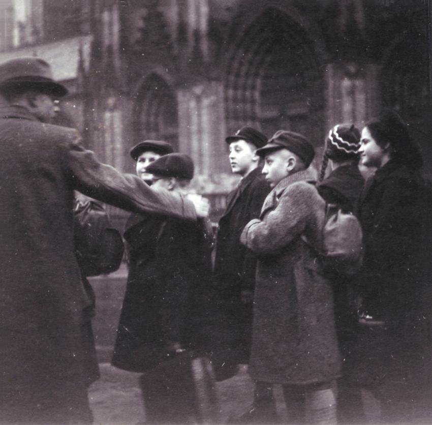 Dr. Erich Klibansky, Direktor des jüdischen Realgymnasiums „Jawne&quot; in Köln, trennt sich von seinen Schülern, die im Begriff sind, nach England abzureisen. Köln, Januar 1939.