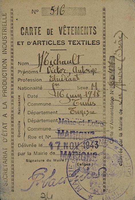 Carte de rationnement de vêtements au nom de Victor Michault, l'une des fausses identités utilisées par Tony Gryn en tant que résistant. Paris, 1943-1944