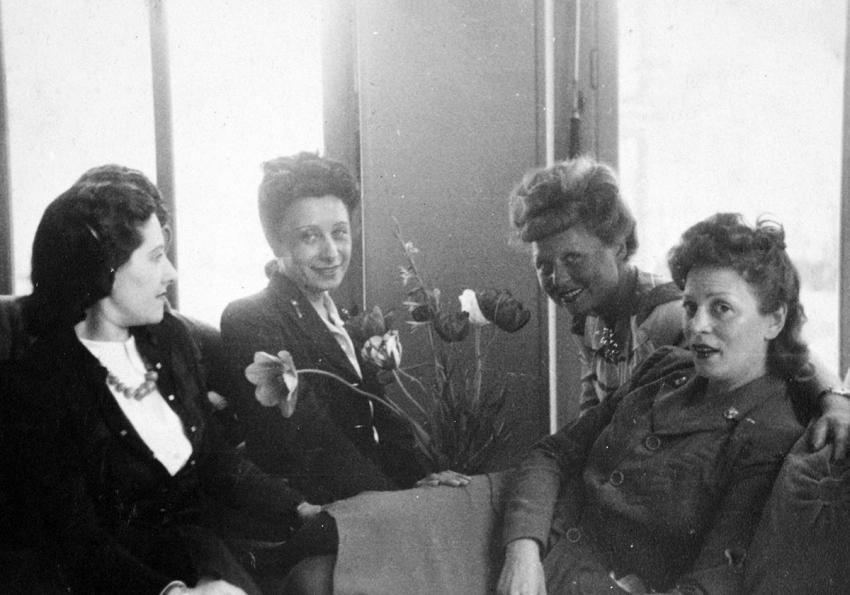 Dans la cuisine du consulat d'Espagne à Saint-Étienne, France, 1943-44. Deuxième en partant de la gauche : Rosa Skornicki-Montero.