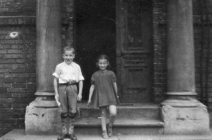 Shimon Huterer (Almog) y una niña no identificada en el orfanato en Zabrze, Polonia después de la guerra