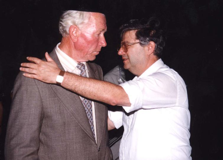 Česlovas Rakevičius während seines Besuches in Israel, mit Richter Aharon Barak