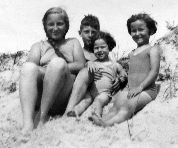 Lieneke (2. v. r.) mit ihren Geschwistern am Strand vor dem Krieg