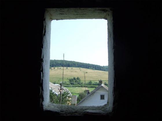 Das Dachbodenfenster, fotografiert von Hoffman bei seinem Besuch in Uniow