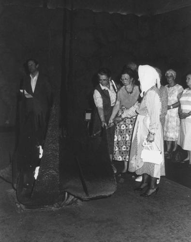 Henriette Voute and Gisela Wiberdink-Soehnlein at the Hall of Remembrance, Yad Vashem, at a memorial service 1988