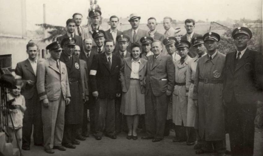Junio de 1942 - Policías judíos y miembros del Judenrat en una boda en el gueto de Bochnia, Polonia