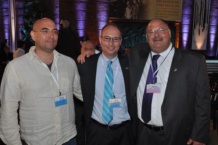 Moti Kahana (center) and his brother Steve Tal–Or (left) with Shaya Ben Yehuda (right) at the State opening ceremony