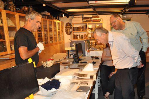 Michael Gee (center), Yad Vashem Benefactor and head of The Archie Sherman Charitable Trust, visited Yad Vashem on June 12, 2012. He was given a behind-the-scenes tour of the Artifacts Collection, and met with Yad Vashem Chairman Avner Shalev