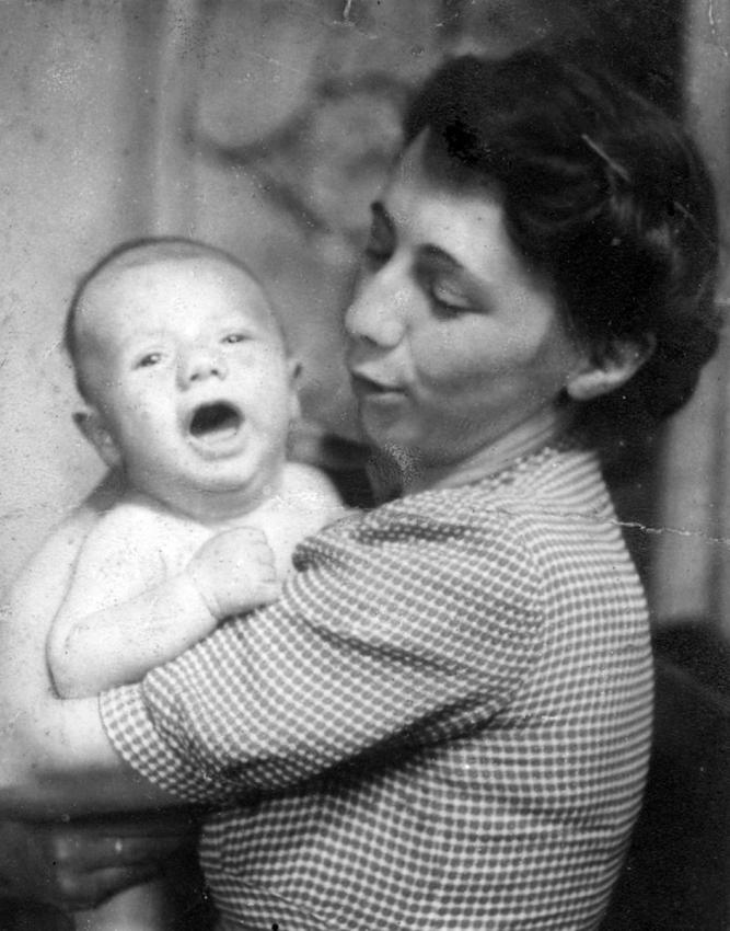 אלזה שלזינגר (לבית הירש) ובנה פליקס גדעון. ברנו, צ'כיה, 1941