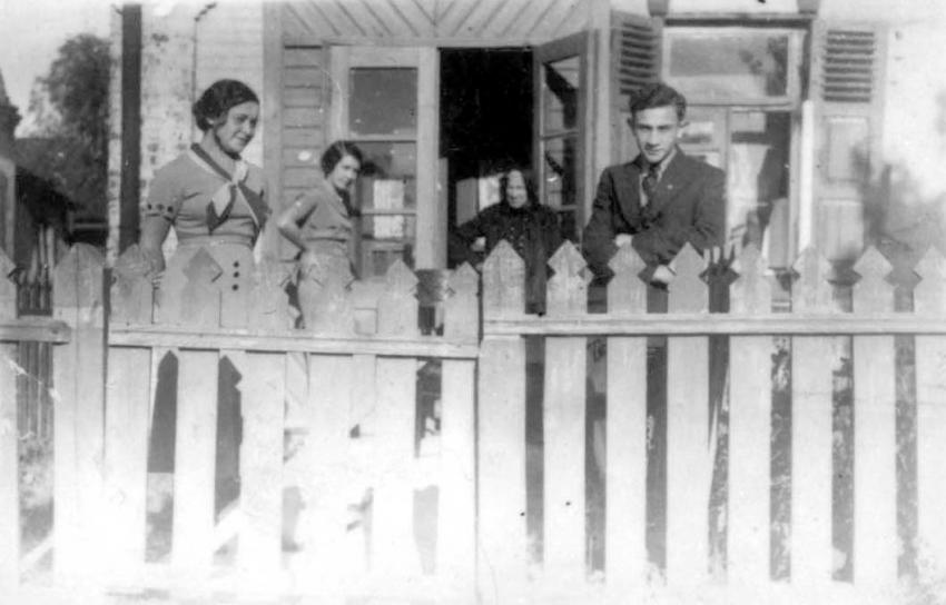 סבתא שושנה (שושה די אמריקאנער) יעקובסון עם שלושת נכדיה, משה (מימין), זלדה (במרכז) ומאשה (משמאל)  גרבר, ברנוביץ, 1933 בערך.