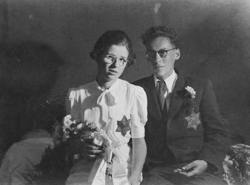 אסתר פינקהוף והנרי-אברהם אשר (Asscher) ביום חתונתם וטלאי צהוב על בגדם. אמסטרדם, 6 באוגוסט 1942