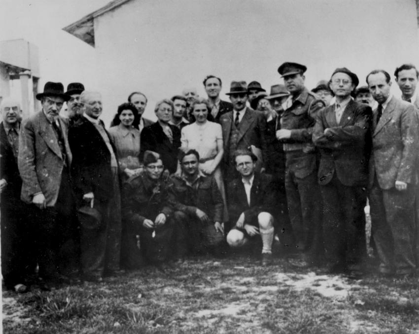 Visita de Moshé Sharett al campo de personas desplazadas de Ferramonte di Tarsia, Italia, abril de 1944